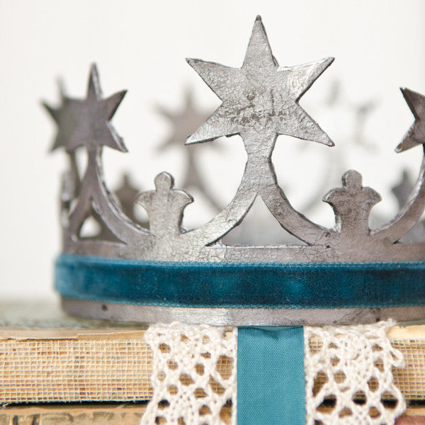 Distressed Crown and Bookshelf Propping Idea
